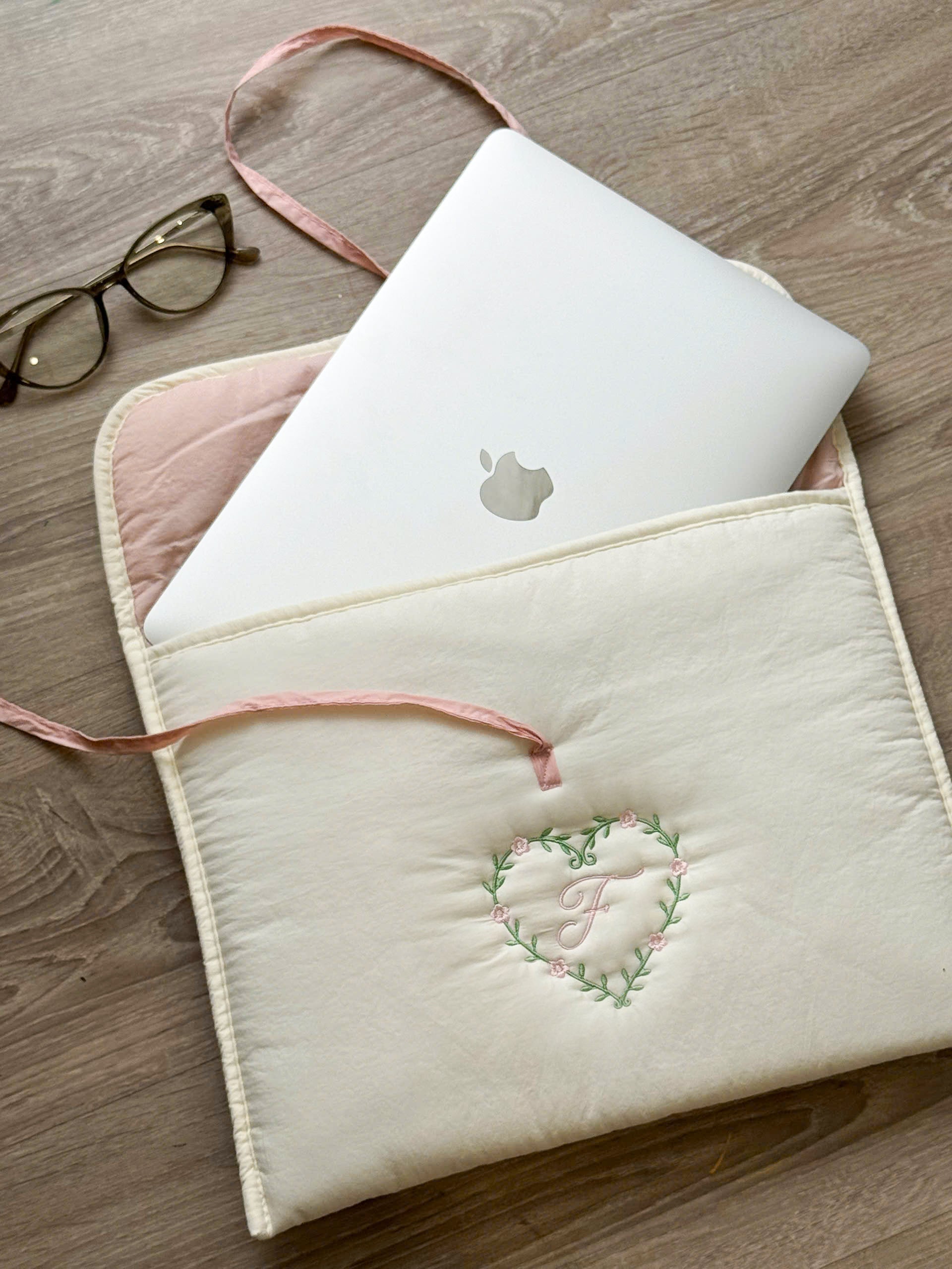 Laptop Sleeve - Ribbon Kiss 2
