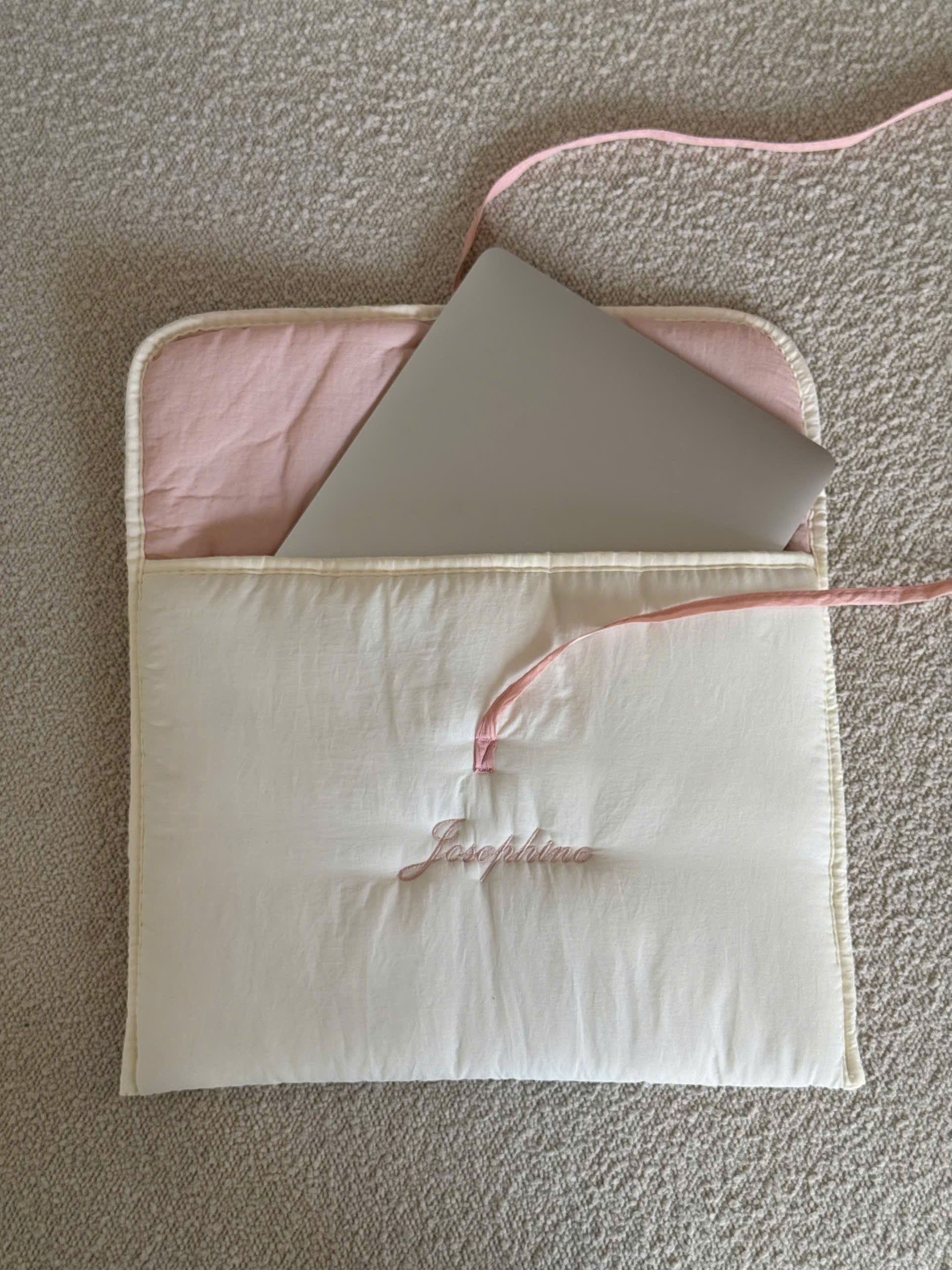 Laptop Sleeve - Ribbon Kiss 1